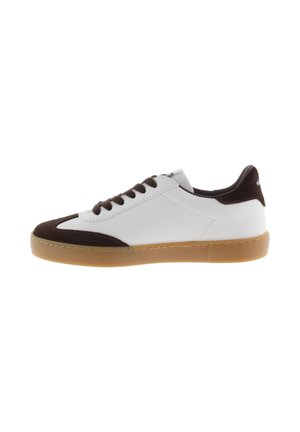 Sneakers in pelle bianca con dettagli in suede marrone, punta rotonda, lacci scuri e suola in gomma marrone chiaro, con sottili dettagli di cucitura.