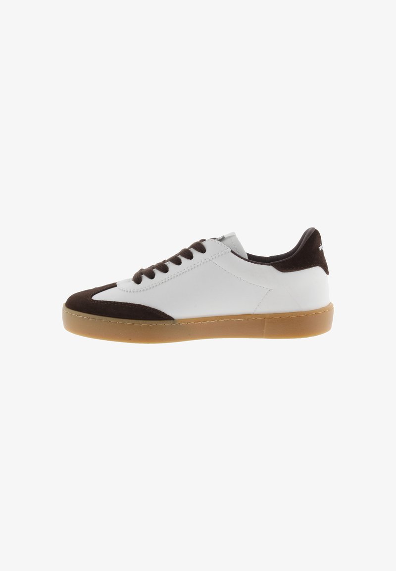 Witte leren sneakers met bruine suede accenten, een ronde neus, donkere veters en een lichtbruine rubberen zool, met subtiele stikseldetails.