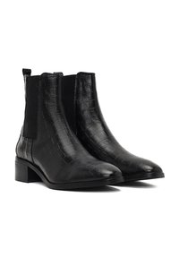 Botas negras hasta el tobillo hechas de cuero con relieve de cocodrilo, con paneles laterales elásticos, punta afilada y un tacón bajo cuadrado.
