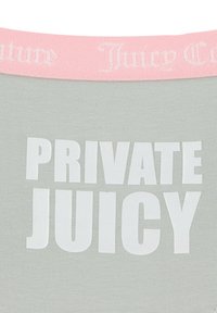 Helle graue Kleidung mit pinkem Gummibund, auf dem in fetter Blockschrift der weiße Text "PRIVATE JUICY" prangt. Weiche, glatte Stofftextur.