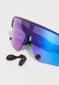Gafas de sol deportivas con una gran lente curvada en azul y púrpura, que presentan un robusto marco azul y almohadillas nasales de goma negra.