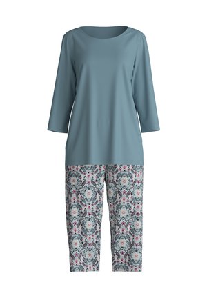 Top azzurro chiaro con maniche a tre quarti abbinato a pantaloni con motivo floreale nelle tonalità di rosa, blu e grigio.