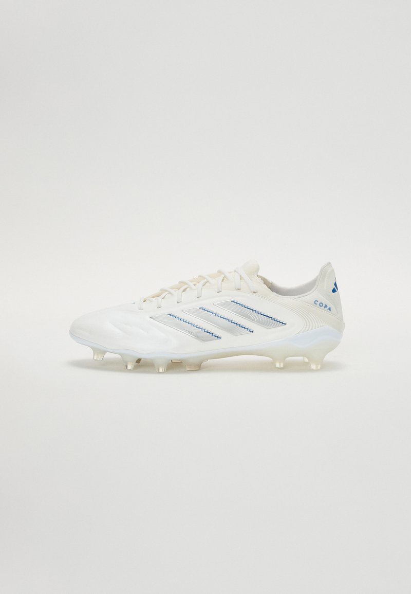 Scarpino da calcio bianco con upper texturizzato, dotato di strisce orizzontali blu, colletto imbottito e suola traslucida con tacchetti.
