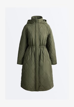 Long manteau matelassé vert olive avec capuche, col montant, taille élastique et fermeture éclair frontale.