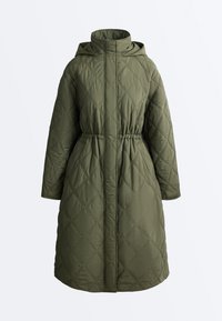 Long manteau matelassé vert olive avec capuche, col montant, taille élastique et fermeture éclair frontale.