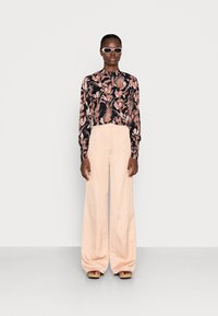 MARCIANO BY GUESS CAMILLA PANT - Calças - nude sand