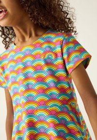 Kratek rokav s pisanim vzorcem ponavljajočih se mavričnih lokov v roza, vijolični, rumeni in turkizni barvi. Mehka tkanina.