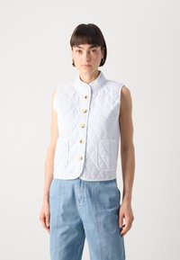 Colete acolchoado branco sem mangas com gola alta, apresentando um padrão de losangos, cinco botões dourados e dois bolsos frontais. Textura de tecido leve.