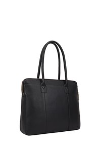 Zwarte leren tote bag met twee lange handvatten, een ritsluiting bovenaan en verticale naaddecoraties aan de voorkant.