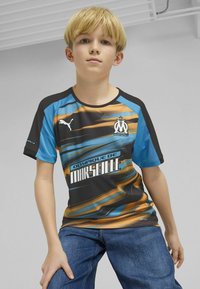 Melns, zils un oranžs īsajām piedurknēm t-kreklis ar svītru dizainu un Olimpique de Marseille logo. Izgatavots no viegla, elpojoša materiāla.