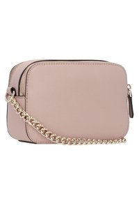 Borsa a tracolla rosa con texture, a forma rettangolare, dotata di tracolla in catena dorata e dettagli con zip nera a contrasto.