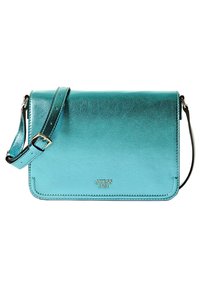 Borsa a tracolla metallica color teal con tracolla regolabile, caratterizzata da un design elegante, una texture liscia e un logo in rilievo sulla parte anteriore.