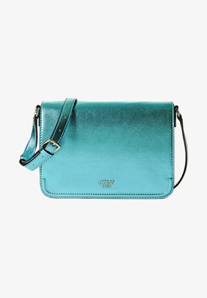 Borsa a tracolla metallica color teal con tracolla regolabile, caratterizzata da un design elegante, una texture liscia e un logo in rilievo sulla parte anteriore.