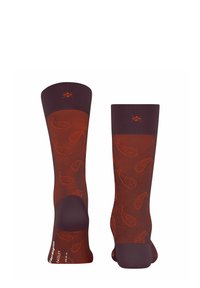 Chaussettes bordeaux avec un motif paisley répété dans une teinte plus claire. Fabriquées à partir d'un tissu texturé avec un poignet côtelé pour un bon maintien.