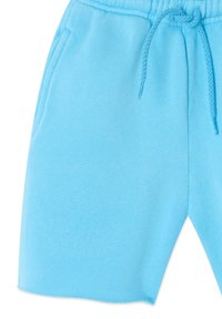 Shorts en coton bleu clair avec une ceinture élastique et un cordon tressé, dotés de poches latérales et d'un ourlet net.