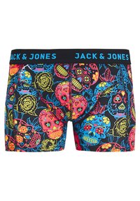 Boxer shorts noirs avec des motifs colorés de crânes et de roses en bleu, rose et jaune ; possède une ceinture noire avec le logo "JACK & JONES".