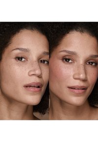 Två närbilder av en person som visar en ljusbrun hudton, lockigt mörkt hår och synliga fräknar. På ena sidan syns ett naturligt utseende, på den andra är det rouge.