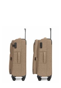 Zachte koffer van beige stof, voorzien van twee zijvakken, een uitschuifbare handgreep en vier zwarte wielen voor mobiliteit.