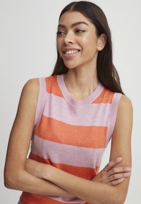 Top de punto sin mangas con amplias rayas en rosa y naranja, un escote redondo acanalado y una textura suave.