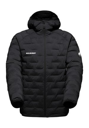Sort pufferjakke med hætte, med lynlås foran, quiltet design og "MAMMUT" logo i hvid på brystet. Glat tekstur.