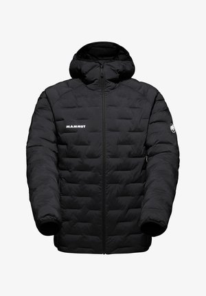 Sort pufferjakke med hætte, med lynlås foran, quiltet design og "MAMMUT" logo i hvid på brystet. Glat tekstur.
