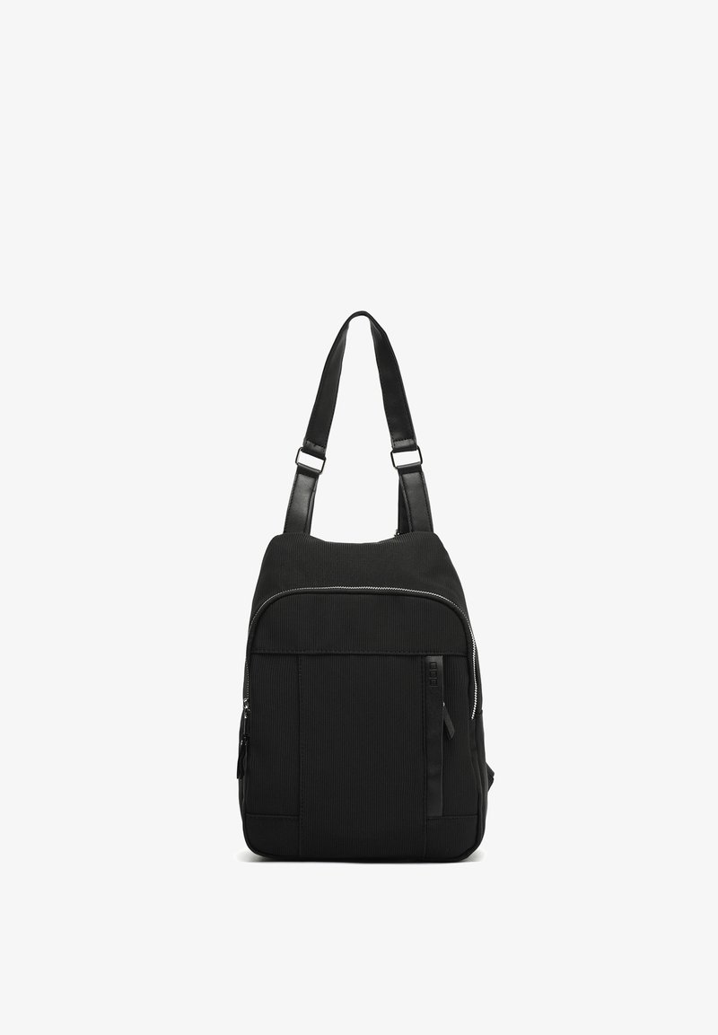 Zwarte rugzak van een textuurstof, met verstelbare schouderbanden, een ritssluiting aan de bovenkant en een voorkantzak met een gestroomlijnd ontwerp en minimale hardware-accenten.