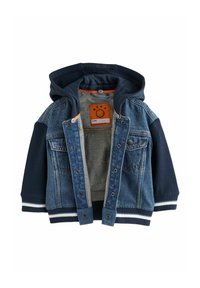 Veste en jean avec capuche marine, boutons sur le devant, deux poches poitrine, poignets côtelés et doublure intérieure douce grise. Étiquette de marque orange à l'intérieur.