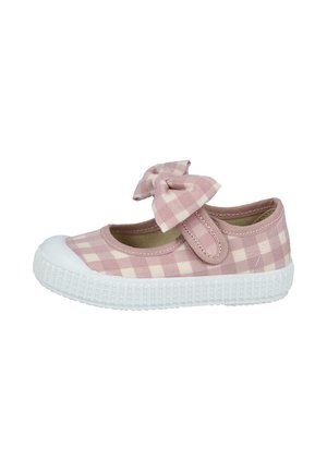 Zapato para niño pequeño de cuadros rosas y blancos con tira de velcro y detalle de lazo, suela y puntera de goma blanca.