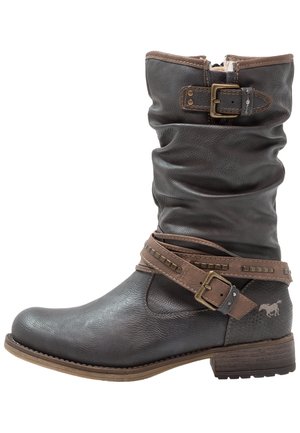 Botte en cuir gris foncé mi-mollet avec un haut ample, détails de sangle marron, boucle en métal et logo de cheval sur le côté. Talon en bois plat.