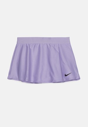 Lila Sportrock aus leichtem Stoff, mit ausgestelltem Design, elastischem Bund und schwarzem Nike-Logo auf der unteren rechten Seite.