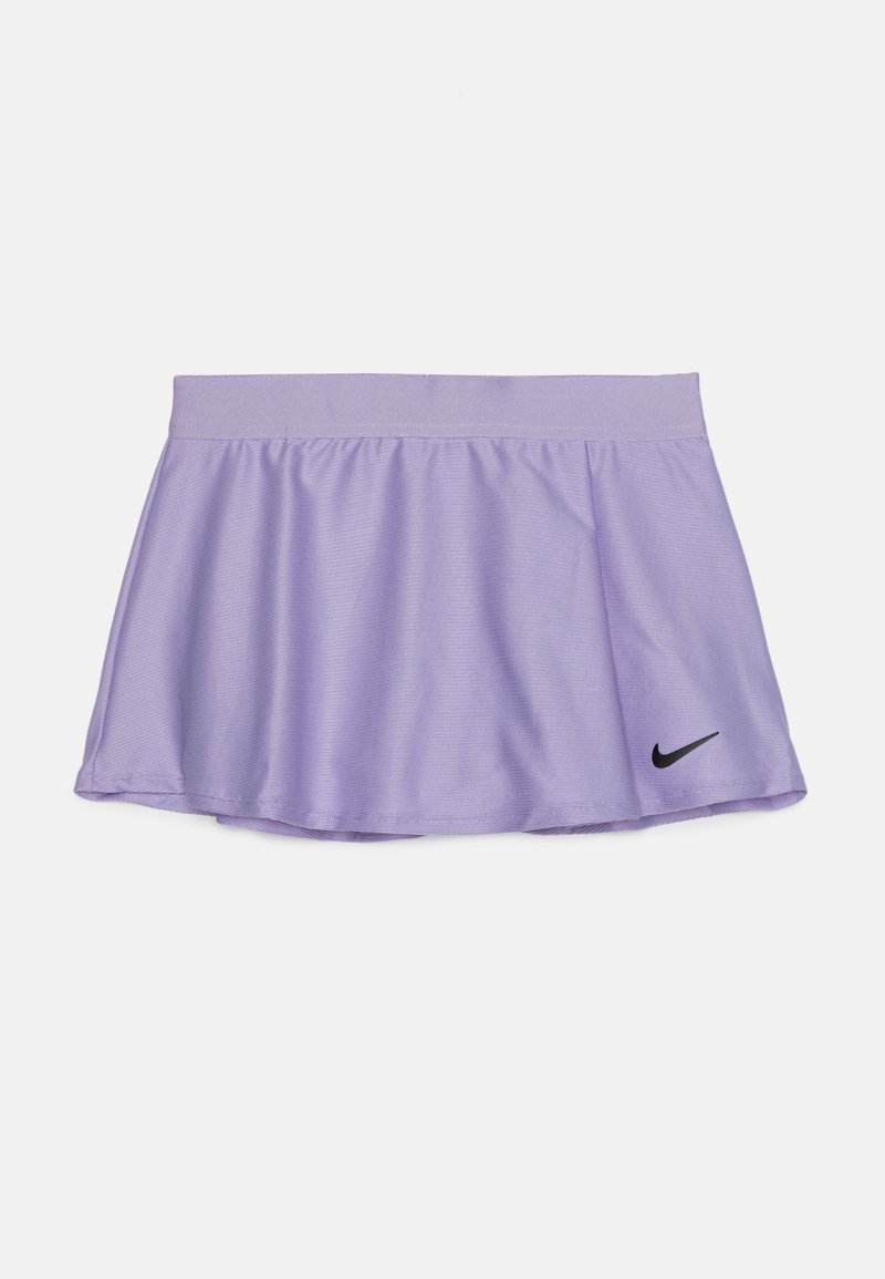 Fustă atletică violetă, fabricată dintr-un material ușor, având un design evazat, talie elastică și un logo Nike negru în colțul din dreapta jos.