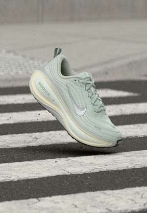 Nike Performance VOMERO PLUS - Παπούτσια για τρέξιμο σε δρόμο - lt silver/mtlc silver-barely green-sea glass-coconut milk-malachite