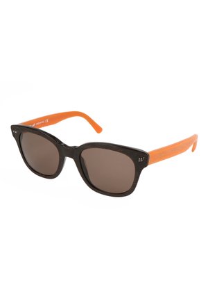 Occhiali da sole con montatura rettangolare nera e lenti marroni abbinati a aste arancione brillante, inclinati su sfondo bianco.