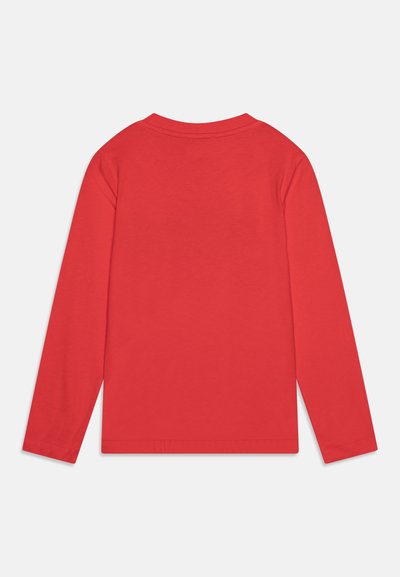 Camisa de manga larga de algodón rojo liso, cuello redondo, con dobladillo recto y diseño simple. Sin patrones ni acentos adicionales visibles.