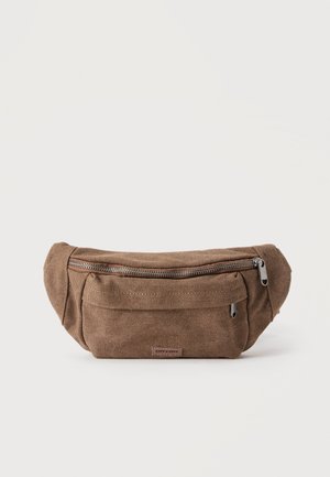 Bolsa de cintura de lona marrón con bolsillos con cremallera en la parte frontal y superior, forma rectangular y correa ajustable.