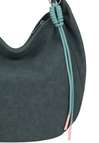 Borsa in suede verde teal con forma curva, dotata di una cerniera e decorazioni in corda annodate teal e rosa per una facile presa.