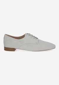 Des chaussures en daim gris clair à lacets, avec un bout pointu et un talon empilé. Le design présente des textures lisses et un décor minimal.
