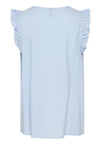 Haut sans manches bleu clair avec des épaules volantées et bordées de dentelle ; tissu lisse ; coupe décontractée ; ourlet droit.