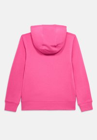 Svetloružová kapucňová mikina zobrazená zozadu s dlhými rukávmi a rebrovanými manžetami na bielom pozadí.