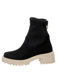 Czarne botki do kostki z prążkowaną cholewką przypominającą skarpetę, miękkim zamszowym materiałem, masywną beżową podeszwą oraz tylnym paskiem ułatwiającym zakładanie.