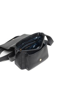 Czarna skórzana torba o fakturowanej powierzchni, z dwoma przegrodami, złotymi okuciami i wzorzystą podszewką. W zestawie regulowany pasek.