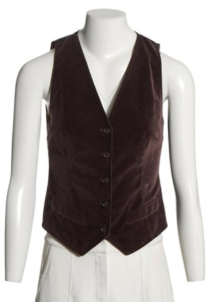 Gilet en velours marron foncé avec cinq boutons et deux poches avant, porté sur une tenue blanche sur un buste de mannequin.