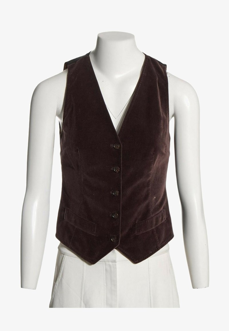 Gilet en velours marron foncé avec cinq boutons et deux poches avant, porté sur une tenue blanche sur un buste de mannequin.