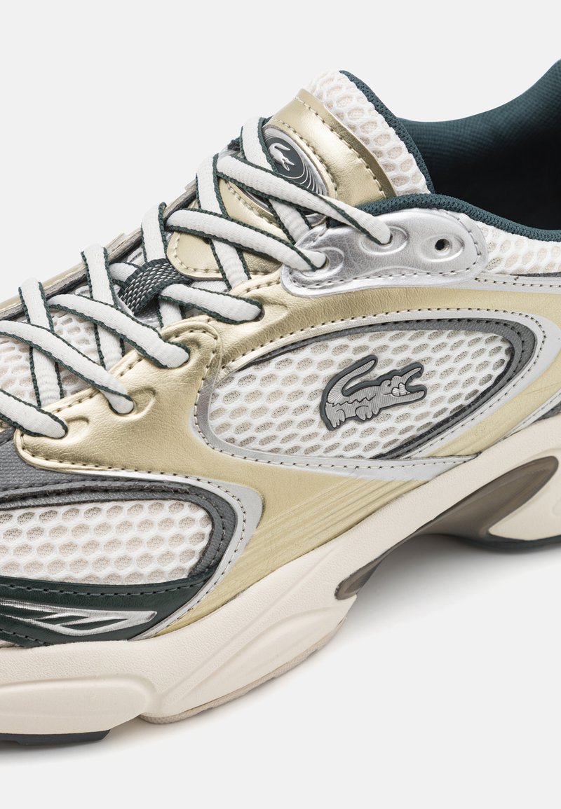 Sneaker sportivo da uomo con una tomaia in rete bianca traspirante, dettagli in oro e argento, rifiniture verdi e suola in gomma testurizzata.