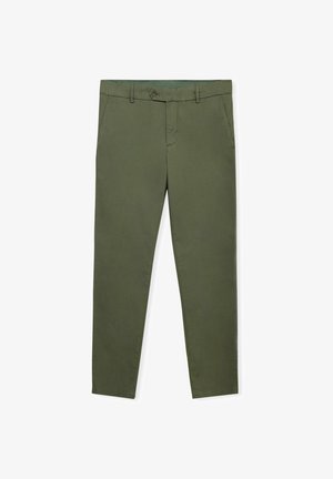 Pantalon droit vert olive avec fermeture par bouton et fermeture éclair, poches avant et passants pour ceinture sur fond blanc.