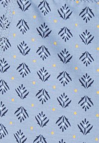 Tela azul claro con una textura acanalada, que presenta un patrón repetido de formas de hojas en color navy y puntos amarillos. Incluye delicados acentos de encaje.