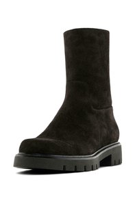 Stivale alla caviglia in suede nero con punta arrotondata, texture liscia, design minimale e suola in gomma spessa con battistrada per una migliore trazione.