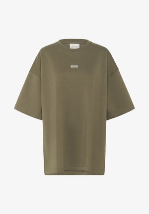 T-shirt oversized vert olive en coton doux ; présente un col rond et un petit logo blanc sur la poitrine. Manches courtes et ourlet droit.