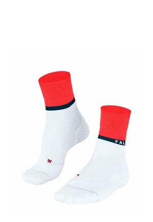 Weiße Sportstrümpfe mit roten Knöchelabschlüssen und dunkelblauen Streifen. Mit geribbelter Textur und Logodetail an der Seite.