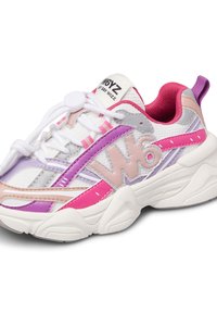 Sneakers chunky con una combinazione di materiali bianchi, rosa, viola e grigi; parte superiore in mesh e sintetico; lacci elastici; dettagli suola moldati.